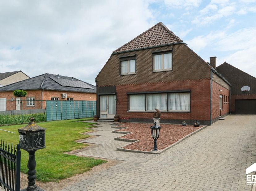 Op een prachtig perceel van 24a 60ca bevindt zich deze uitzonderlijk ruime woning met een bewoonbare oppervlakte van maar liefst 370 m². Momenteel is