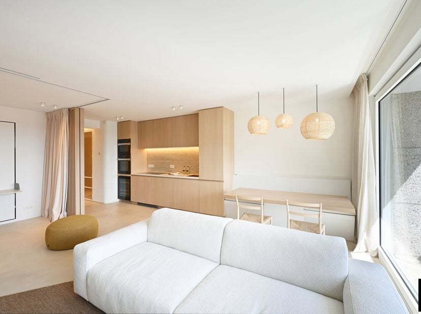 Découvrez cet appartement magnifiquement rénové offrant une vue panoramique à couper le souffle sur le minigolf et les villas caractéristiques du pres