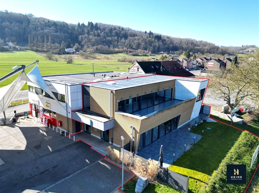 Idéalement située en bord de Meuse, bénéficiant d&#039;un emplacement de choix, à proximité immédiate du centre ville d&#039;Andenne, spacieuse surface commerci