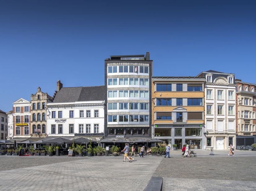 Magnifique appartement pour profiter de belles vues. Cet appartement est situé sur la plus grande terrasse de la ville (la Grote Markt). Petit bâtimen