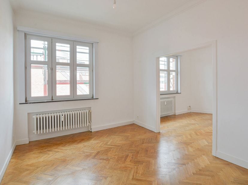 Maxime Real Estate presenteert een charmant appartement in hartje Elsene.&lt;br /&gt;
De locatie biedt een rustige woonomgeving, maar toch dicht bij alle fa