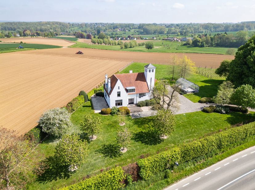Gelegen op de Edelareberg in Oudenaarde, biedt deze unieke villa een combinatie van rust en uitzonderlijke zichten. De woning ligt op een perceel van