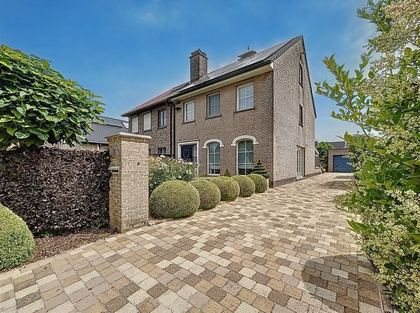 Prachtige gezinswoning met 3 slaapkamers en grote garage op perceel van 534 m² .&lt;br /&gt;
BEZOEKMOMENT 5 juli, reservatie via sms 0470/30.20.10.&lt;br /&gt;
De