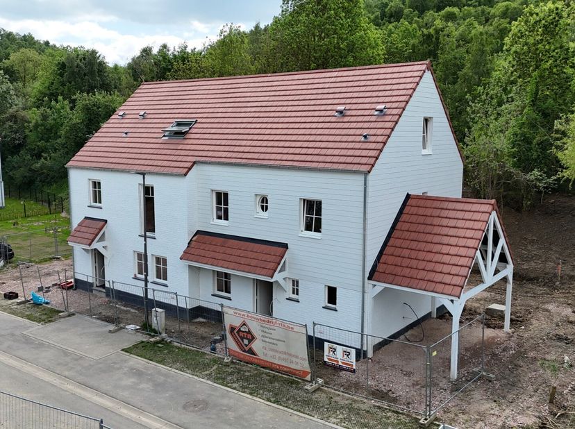 Welkom in uw nieuwe thuis, gelegen op de prestigieuze verkaveling Golf Village aan de Rue de la Crête 8 in Luik. Deze kwalitatief afgewerkte woning bi