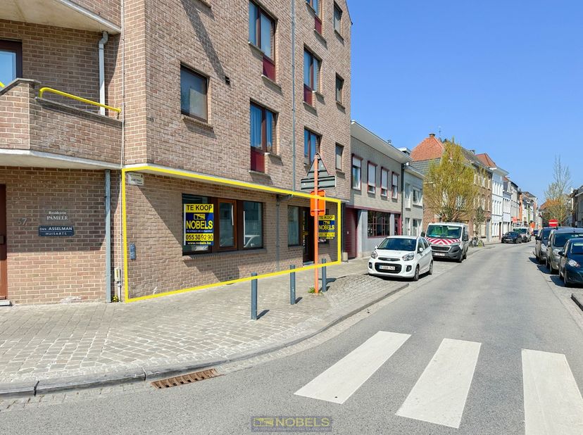 BETAALBARE HANDELSRUIMTE op een TOPLIGGING aan de STADSRAND met op een ZEER COMMERCIËLE LOCATIE met een HOGE VISIBILITEIT en een VLOTTE BEREIKBAARHEID