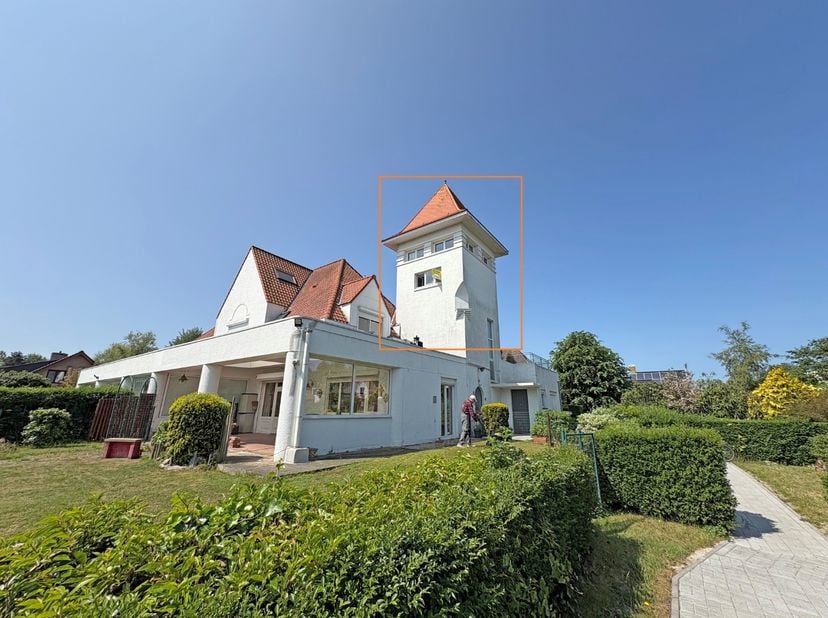 Studio bestaande uit drie verdiepingen, gelegen in een uiterst rustige villawijk van Sint-Idesbald.  De studio bestaat uit: inkomhal, keuken met eetka