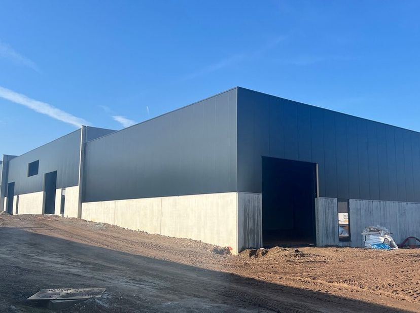 153m² loods met 1 parking in modern en kwalitatief bedrijvenpark&lt;br /&gt;
Ligging:  in de Atomveldstraat in Haaltert,  vlakbij N45 met vlotte verbinding