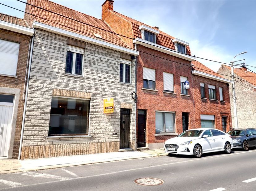 GEZINSWONING MET ZALIG GROENE TUIN NABIJ HET CENTRUM&lt;br /&gt;
Nog enkele kleine afwerkingen en deze woning staat klaar voor een nieuwe bewoning.  Met hee