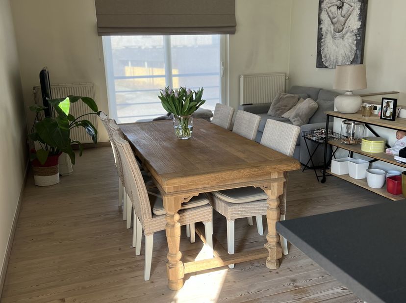Deze halfopen bebouwing is zeer centraal gelegen ( zowel richting Kortrijk, als richting Gent) met veel faciliteiten in de buurt. De woning ligt op wa
