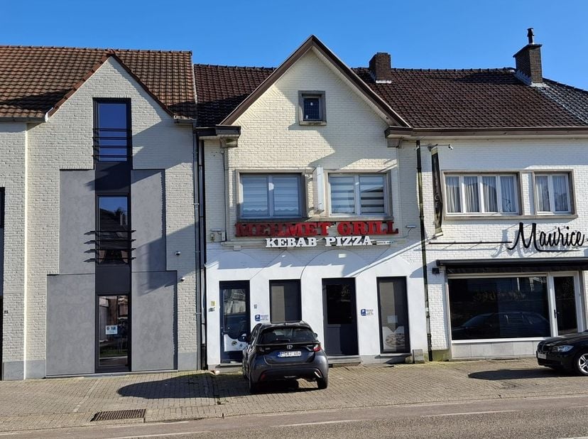 Gelijkvloers vinden we een handelszaak met vooraan een ruimte van zo&#039;n 70m². Erachter een voorraadruimte. Achteraan in de zaak toiletten.&lt;br /&gt;
De zaa