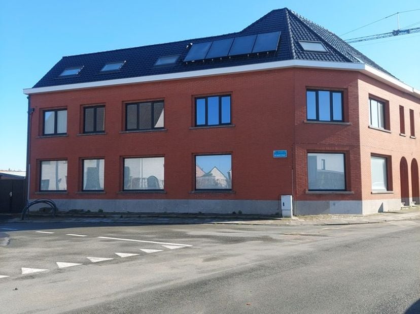 Gelegen in het centrum van Wielsbeke met vlotte verbinding naar de belangrijkste invalswegen. Duurzaam gerenoveerd en uiterst energiezuinig (zonneboil