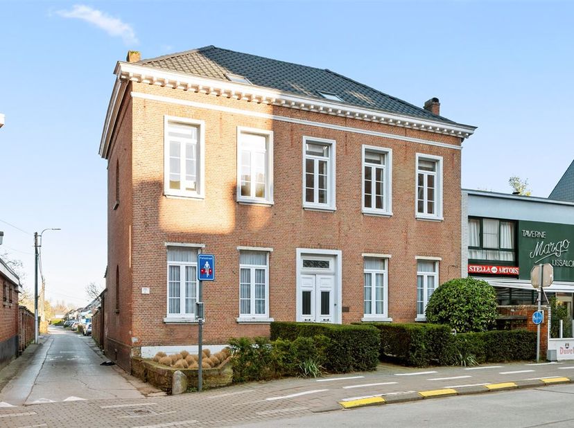 Au coeur d&#039;Onze-Lieve-Vrouw-Waver, en face de l&#039;Institut Sainte-Ursule, se dresse cet imposant bâtiment à l&#039;histoire riche. À l&#039;origine, il s&#039;agissait