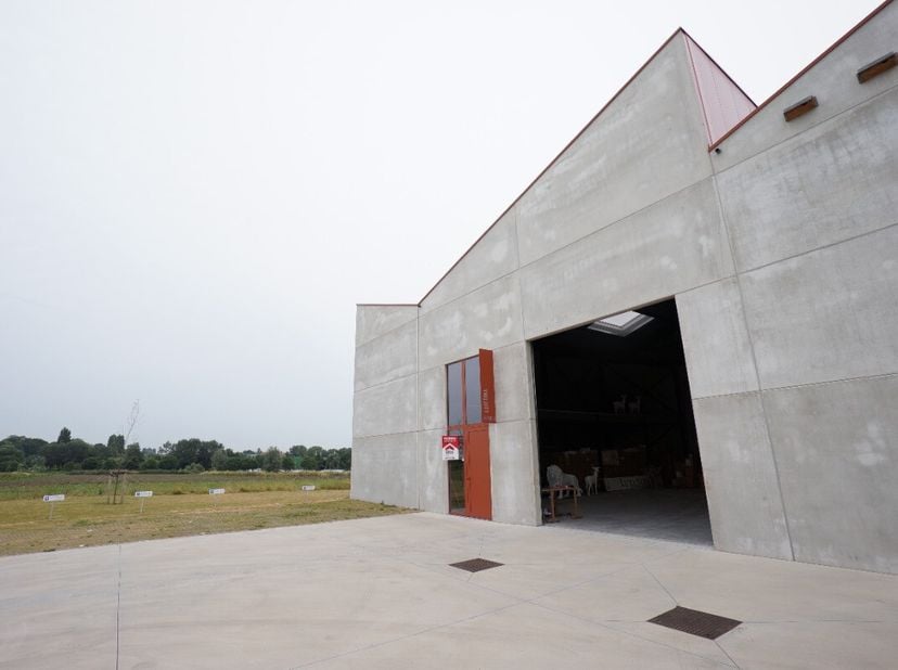 Grand entrepôt de 227m² situé à Wervik avec mezzanine de 108m².A utiliser uniquement comme entreprise avec activité économique ou espace de stockage s
