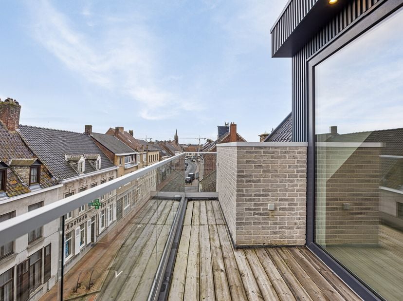 Découvrez le confort et le luxe de ce bel appartement neuf de deux chambres, situé dans la Yeperstraat 90, dans le centre de Poperinge. &lt;br /&gt;
Ce bel