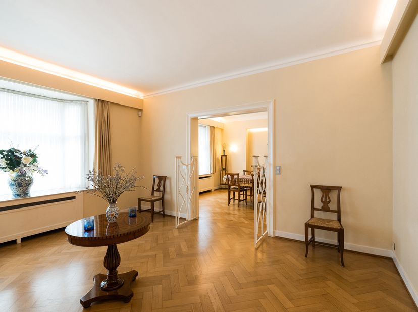 BRUSSELS, tussen Châtelain en de Louizalaan, op de 1e verdieping van een prachtig gebouw in Art Deco-stijl (1936), prachtig APPARTEMENT (2 slaapkamers
