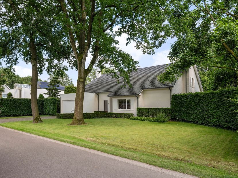 Tijdloos moderne villa op een perceel van ca. 1.600m² op een residentiële locatie in Poppel met o.a. inkomhal met vestiaire, wc, keuken, leefkamer, zi