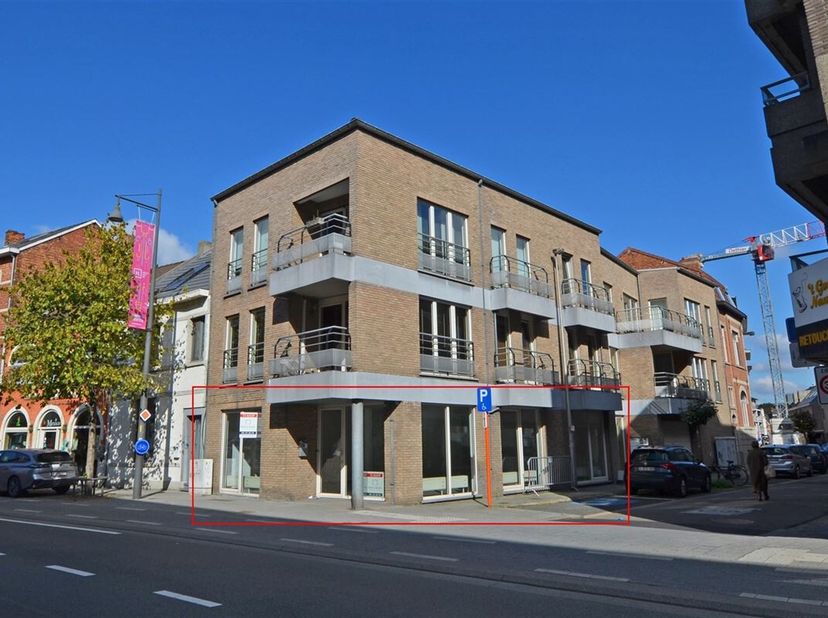 Dit handelspand met een oppervlakte van 111m² is gesitueerd aan de rand van het bruisende stadscentrum van Hasselt. De grote troeven zijn de zichtloca