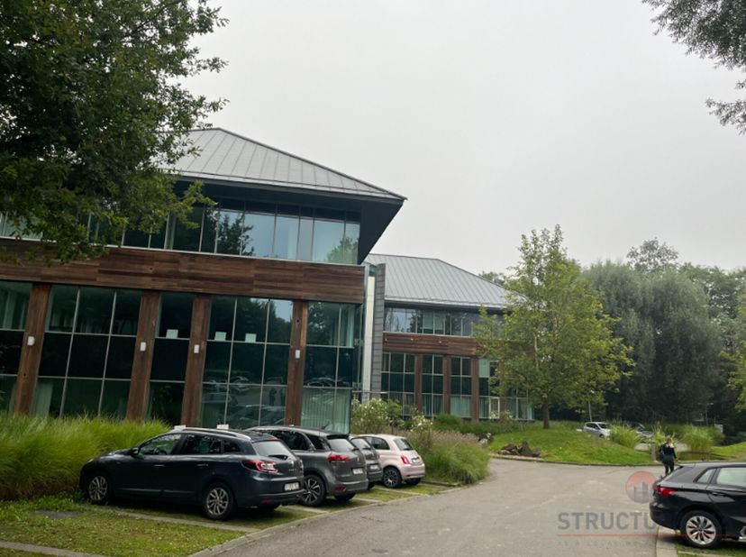 Découvrez cette magnifique surface de bureaux de 380 m², idéalement située dans le Lion Office, au cur dun parc d&#039;affaires dynamique et verdoyant à Br