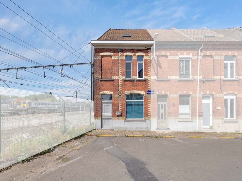 Voor meer info of een bezoek, bel 054 69 39 39 - In Geraardsbergen bevindt zich deze woning vlakbij het openbaar vervoer en het stadscentrum. Ideaal v