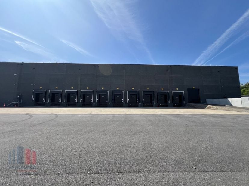Entrepôt logistique de 15 229 m² très bien situé à louer à côté du terminal à conteneurs de Willebroek et à proximité de l&#039;autoroute A12, offrant un a