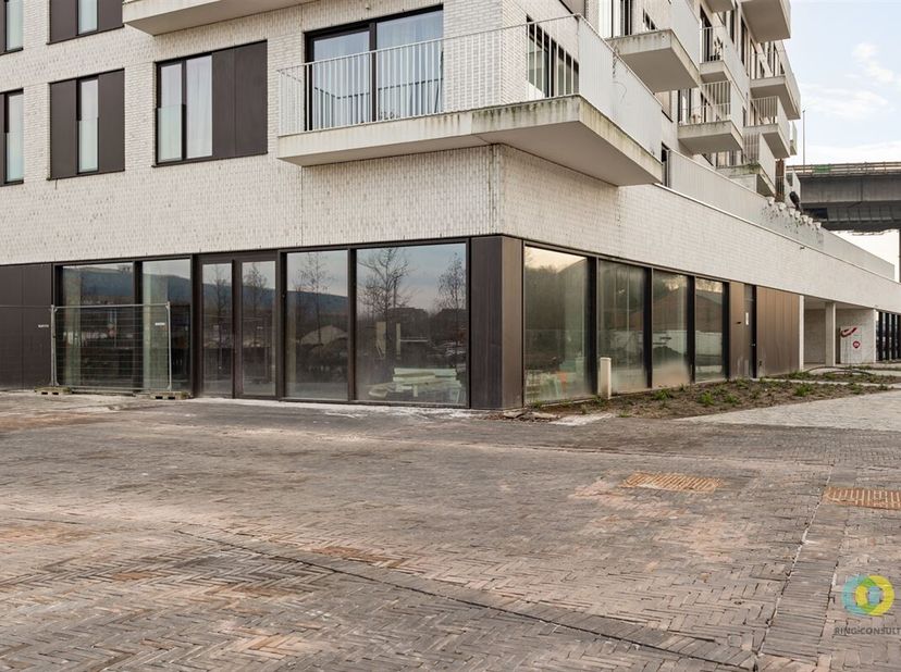 Êtes-vous prêt à établir votre entreprise dans un emplacement de choix ? Cet immeuble commercial situé à T&#039;Bridge House, dans le coeur battant du site