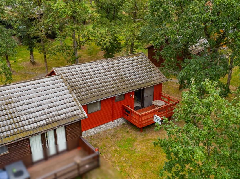 Dans un cadre verdoyant et calme (Domaine du Bochetay 5377 Heure), EBimmo vous propose ce charmant chalet de vacances à proximité de Durbuy et de Marc