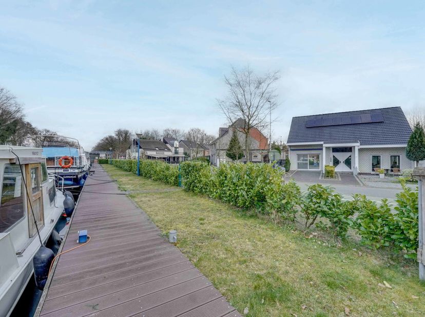 Deze gezellige woning, gelegen in het groene hart van Lommel, biedt alles wat je zoekt: een idyllische ligging aan het water, ruime kamers en diverse