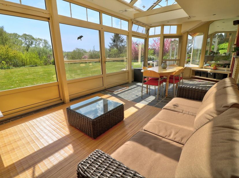 Splendide villa contemporaine de +- 320m² hab composée :&lt;br /&gt;
Rez-de-chaussée niveau jardin  : un hall d&#039;entrée en carrelage + vestiaire, wc et l&#039;esc