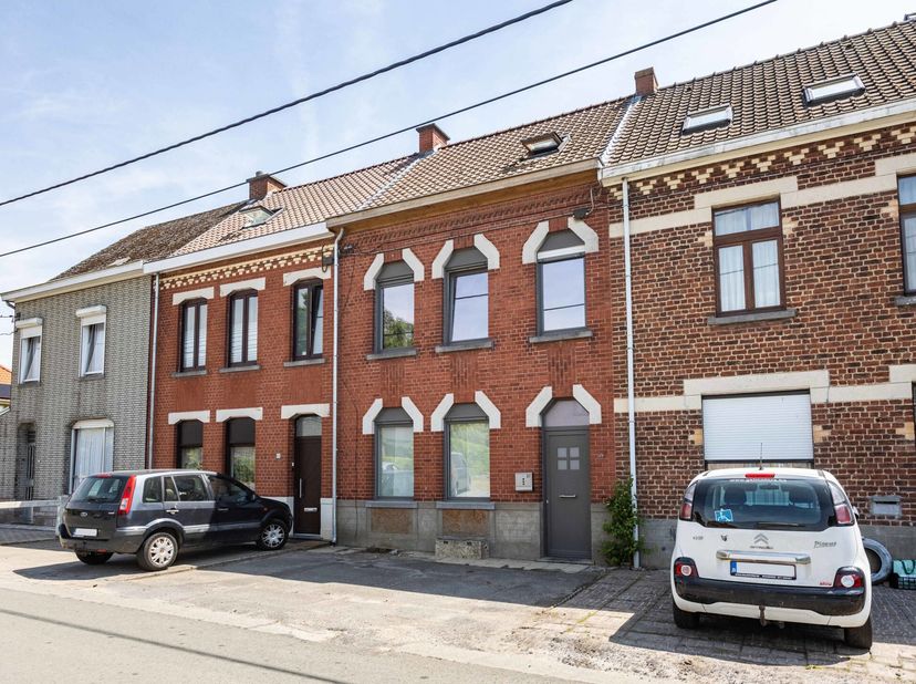 Cette maison spacieuse et prête à emménager est située dans un quartier verdoyant au pied du Muziekbos. Il existe de nombreux sentiers de randonnée et