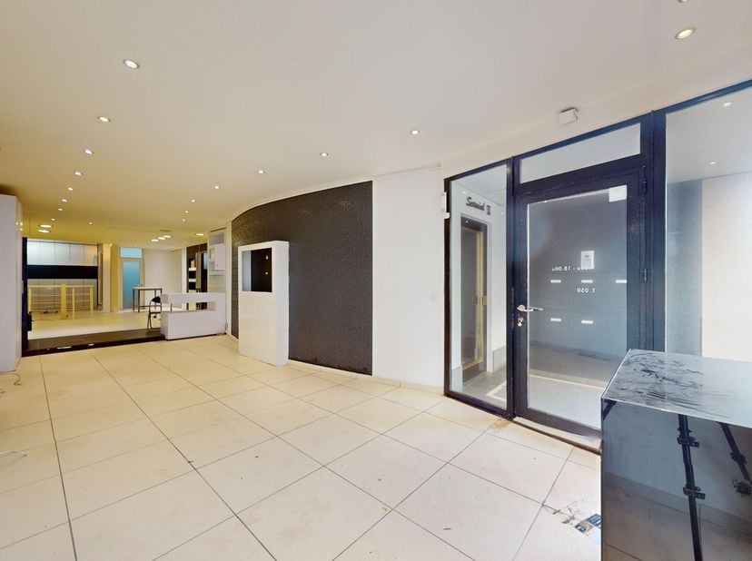 Res. Sea Wind II&lt;br /&gt;
Propriété commerciale dans le centre de Knokke, près de la place Van Bunnenplein et de la Kustlaan. &lt;br /&gt;
Cette propriété comm
