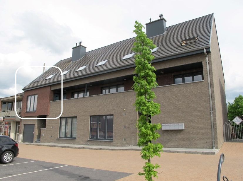 OMSCHRIJVING:&lt;br /&gt;
- VERDIEPING 1: Inkomhal, gastentoilet, woonkamer (9,35 x 4,05 m) met veel lichtinval dankzij grote raampartijen, ingerichte open