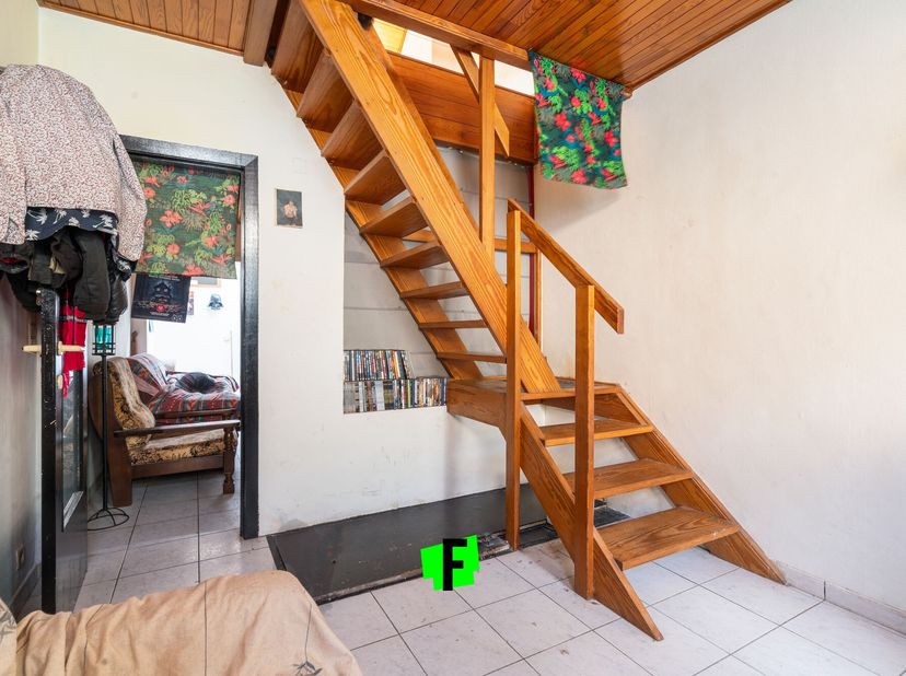 In het centrum van Zottegem bieden wij u deze ideale investering of starterswoning aan.&lt;br /&gt;
De woning is ingedeeld als volgt op het gelijkvloers: ru