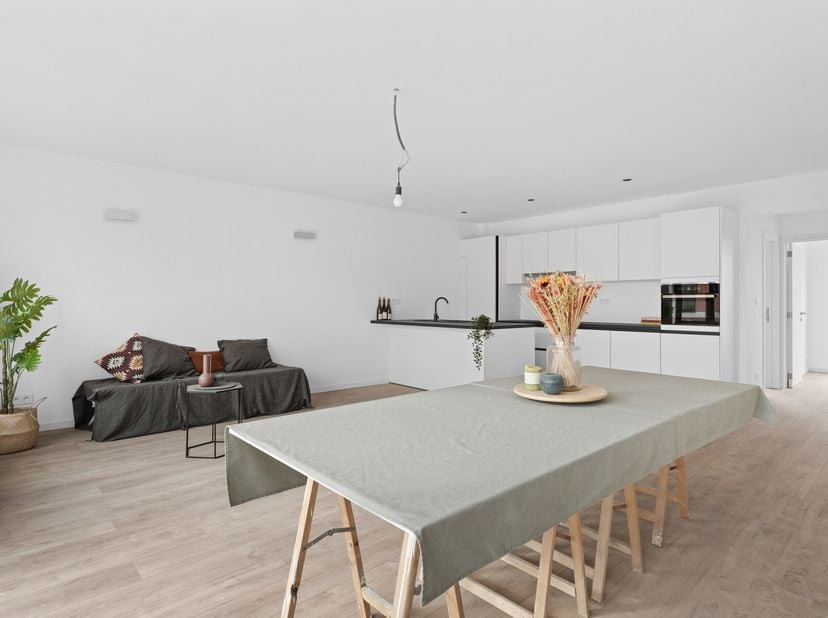 Instapklaar nieuwbouwappartement met 3 slaapkamers en ruim terras van 40 m²  EPC A&lt;br /&gt;
Vraagprijs euro229 000,- excl. 21% BTW&lt;br /&gt;
Dit prachtige ge