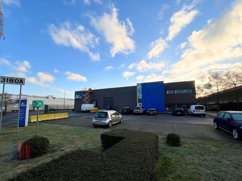 Dit veelzijdige kantoorgebouw van 505 m² biedt een ideale werkomgeving dankzij een combinatie van functionaliteit en bereikbaarheid. De ingedeelde kan