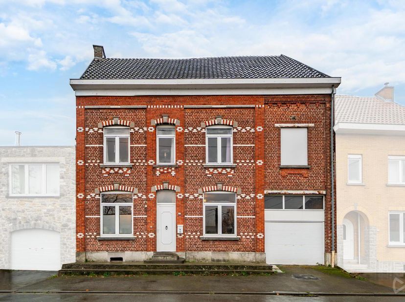 Venez découvrir cette maison de 4 chambres, à rafraichir, idéalement située en plein centre de la place Meslin-l Évêque.&lt;br /&gt;
Le rez-de-chaussée se c