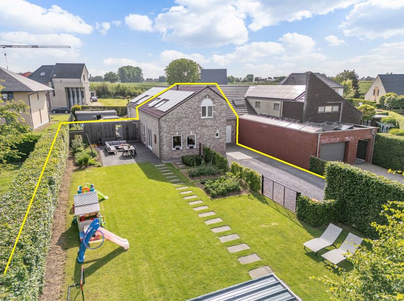 IN OPTIE - Deze leuke instapklare woning met drie slaapkamers en garage is gelegen langs Linnerhof te Martenslinde, op een perceel van 7a 67ca.&lt;br /&gt;
