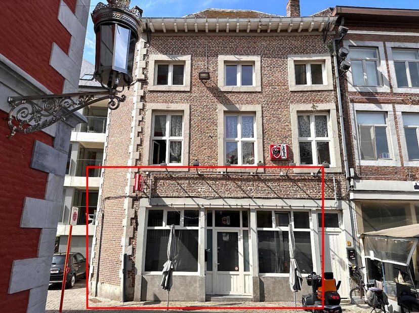 Ben je op zoek naar een uniek handelspand op een absolute topligging? Deze commerciële ruimte op de Grote Markt van Tongeren biedt een uitzonderlijke