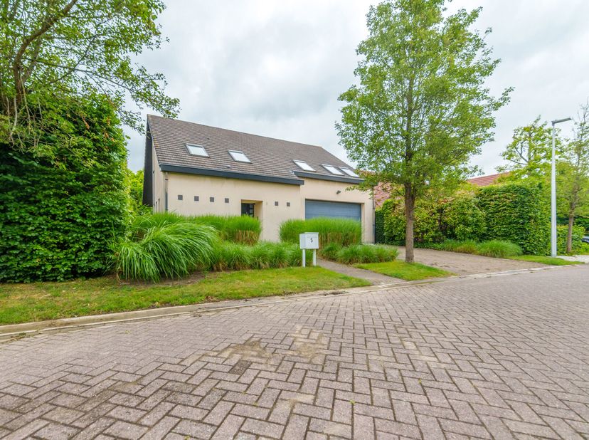 Op te frisse villa met 4 slaapkamers op een mooi perceel van 911 m² in een doodlopende straat.&lt;br /&gt;
Indeling gelijkvloers: inkomhal met toilet, leefr