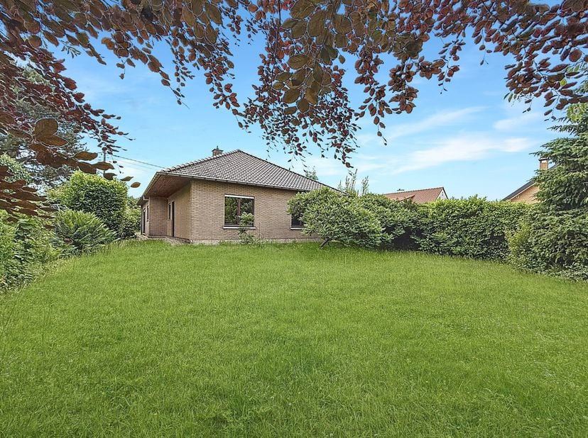 ROSIERES - Gelegen in een gewilde omgeving vlakbij het meer van Genval, GSK en de E411, presenteert AMELOT PROPERTIES deze gelijkvloerse woning uit 19