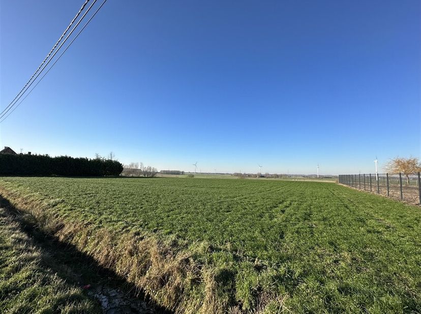 Situé au calme et offrant une jolie vue dégagée sur la campagne, terrain à bâtir d&#039;une superficie de 2920 m2. &lt;br /&gt;
51 m de front à rue &lt;br /&gt;
Zone d