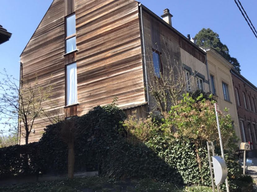 À vendre (hors agence !) :&lt;br /&gt;
&lt;br /&gt;
Belle et grande maison trois façades et bardage en cèdre, pleine de charme, agréable et lumineuse ; idéalement