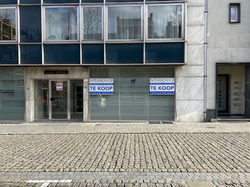 Het mooie en luxe afgewerkt kantoor is gelegen langsheen de Thonissenlaan 33 - 35 in Residentie Arendal te Hasselt, het pand bevindt zich op het gelij