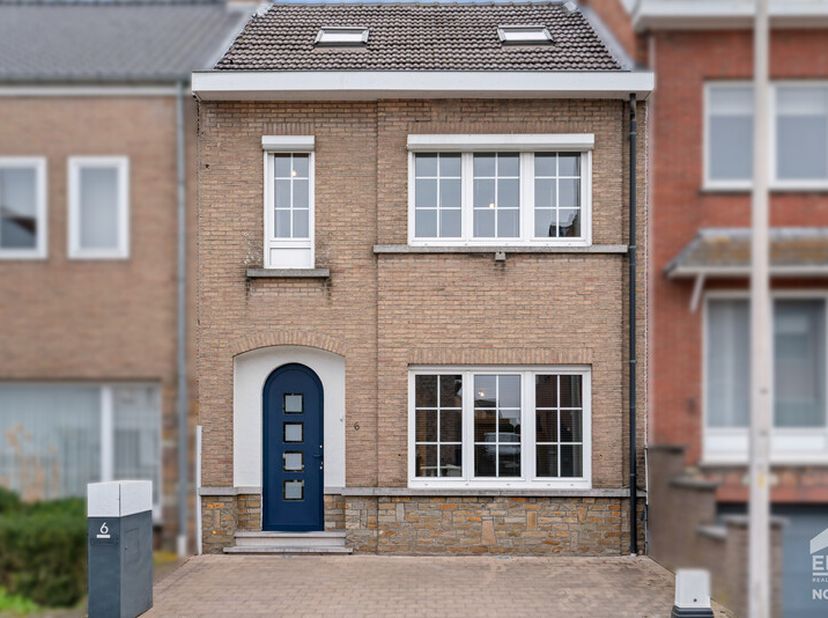 Deze instapklare gezinswoning met een bewoonbare oppervlakte van 165m² (volgens opgave EPC), biedt alles wat je zoekt: ruimte, licht en comfort. Geleg