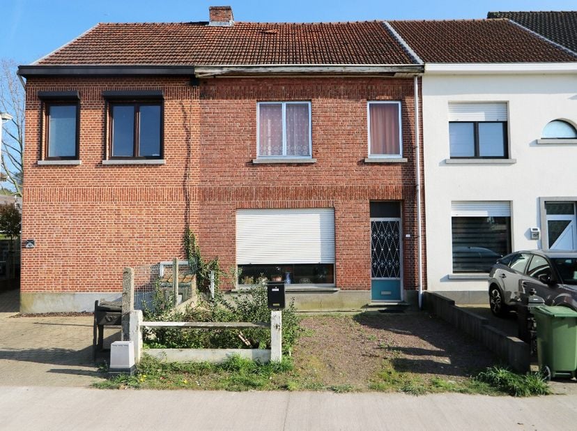 [[ DIT PAND NEEMT DEEL AAN DE ERA OPEN HUIZEN DAG OP 14/6 VAN 11:00 TOT 12:00 ]] Te renoveren 2 (3) slaapkamerwoning op een terrein van 3a 76ca aan de
