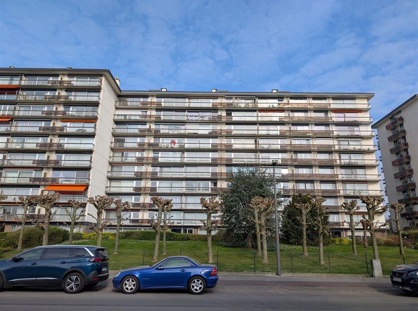 PRACHTIG APPARTEMENT MET 2 SLAAPKAMERS EN TERRAS!&lt;br /&gt;
Indeling: Inkomhal, leef- en eetruimte, keuken, 2 slaapkamers, badkamer, terras, apart toilet