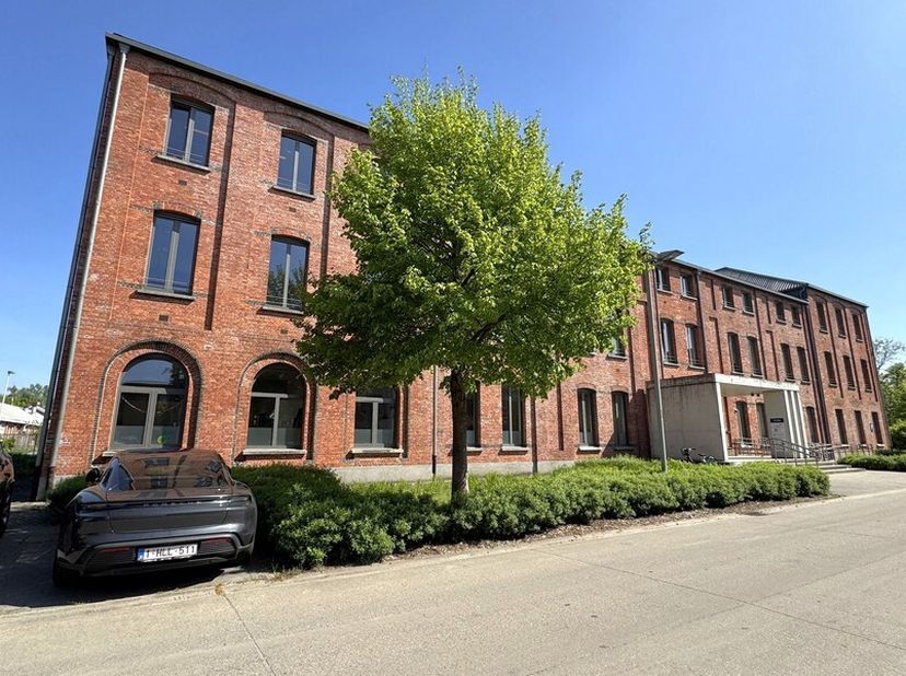 90m² d&#039;espace de bureau au 2ème étage&lt;br /&gt;
Emplacement : accès facile à l&#039;E19 ; arrêt de bus à distance de marche&lt;br /&gt;
Spécifications : vitrage anti