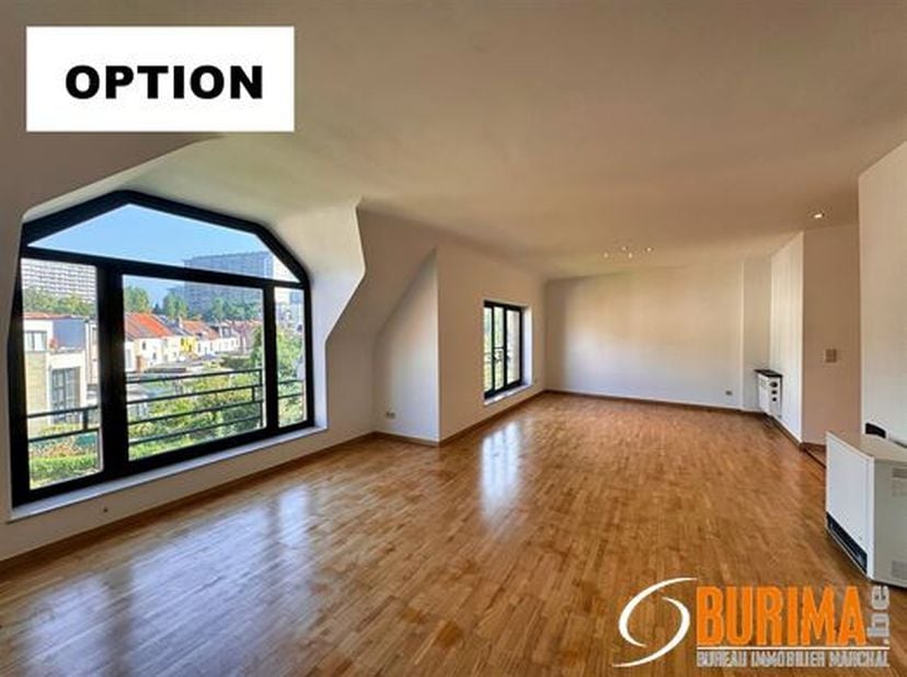TE LATER ONDER VOORBEHOUDEN COMPROMISE Duplex bestaande uit: kelder - wasruimte, ontvangsthal, wc, woonkamer van 40 m², volledig uitgeruste keuken, sl