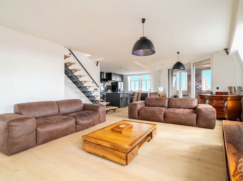 Idéalement situé au coeur de Tournai.&lt;br /&gt;
Son premier niveau vous séduira par un grand living ultra lumineux offrant une vue d&#039;ensemble magnifique d