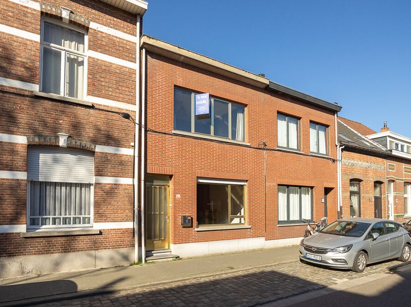 OP TE FRISSEN WONING &lt;br /&gt;
 &lt;br /&gt;
Te renoveren.  &lt;br /&gt;
Met hal, living, keuken, wc, technische ruimte, 2 ruime slaapkamers, kelder veranda met toeg