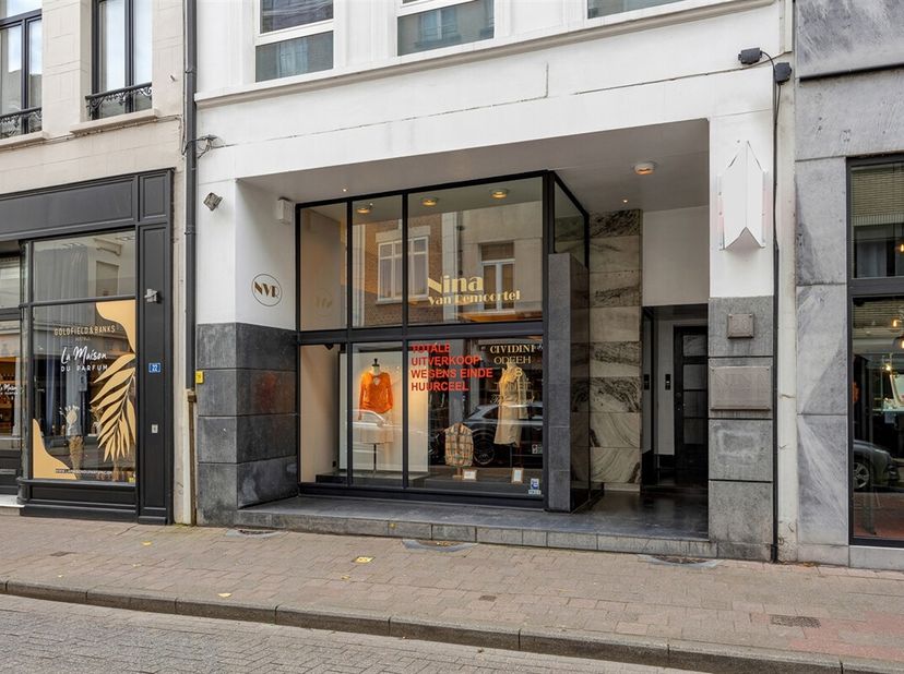 ANTWERPEN - Leopoldstraat: Handelsgelijkvloers van ca 90m²&lt;br /&gt;
BESCHRIJVING:&lt;br /&gt;
Commercieel gelijkvloers op AAA-locatie in het winkelhart van Ant